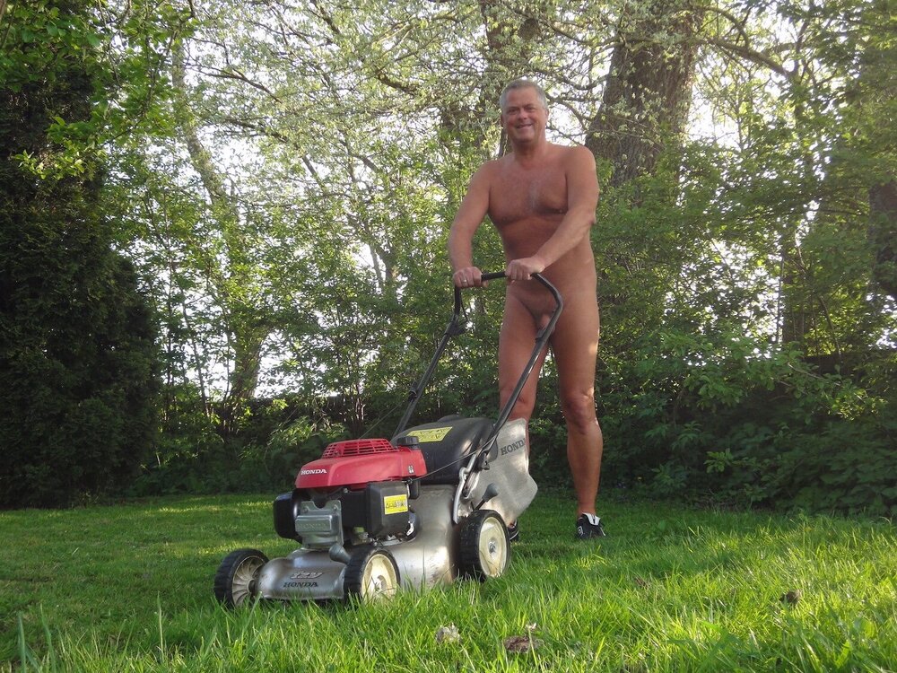 2121274294_WorldNakedGardeningdaycreditMarkfromWiltshire.thumb.jpg.29ea250dae866f0185631fe7a06b84b8.jpg