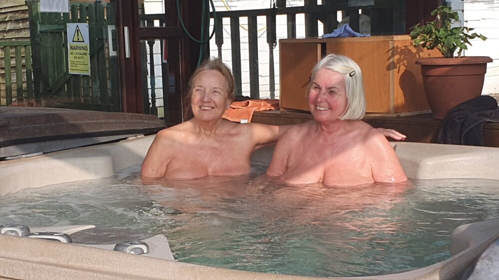 HotTub2.thumb.jpg.d5274868447a638c19e1e9861cd1cd9f.jpg